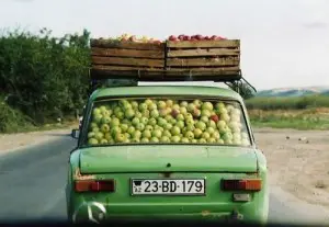 voiture hippie remplit de pomme