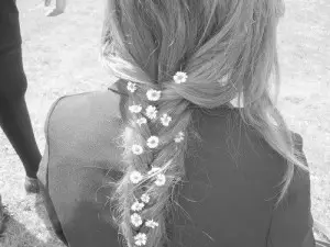 fleur dans les cheveux hippie