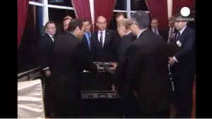 Vladimir Poutine offre une Ak47
