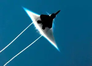 Incroyable photo d'avion qui dépasse le mur du son