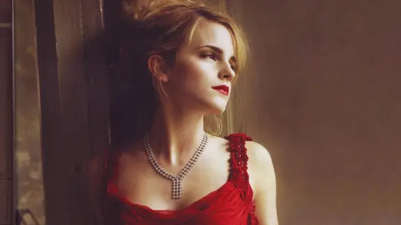 Emma Watson habillé en rouge