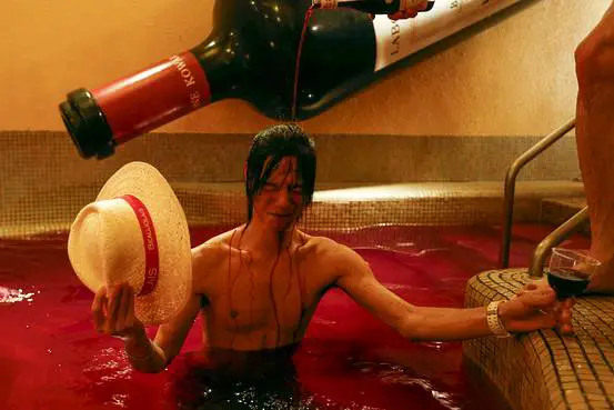 Célébration bain de beaujolais nouveau au japon
