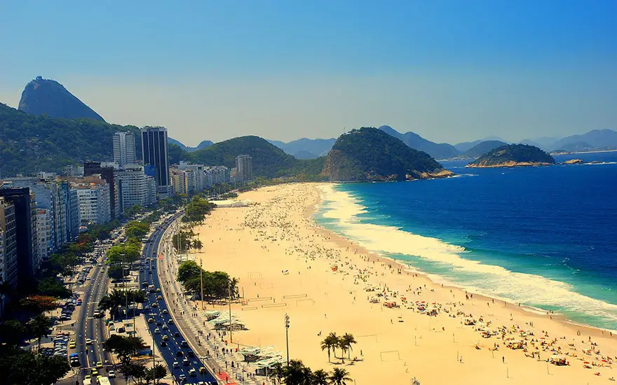 Bain de soleil sur la plage de Rio