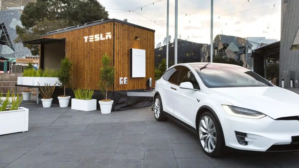 Tesla tiny house et voiture électronique