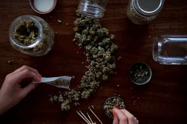 rouler un joint de cannabis weed