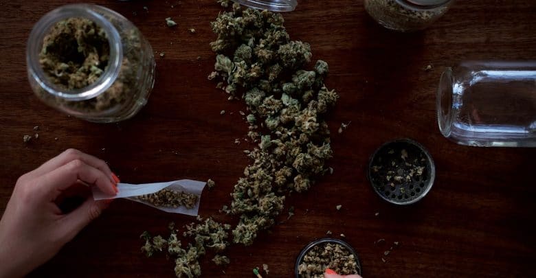 rouler un joint de cannabis weed