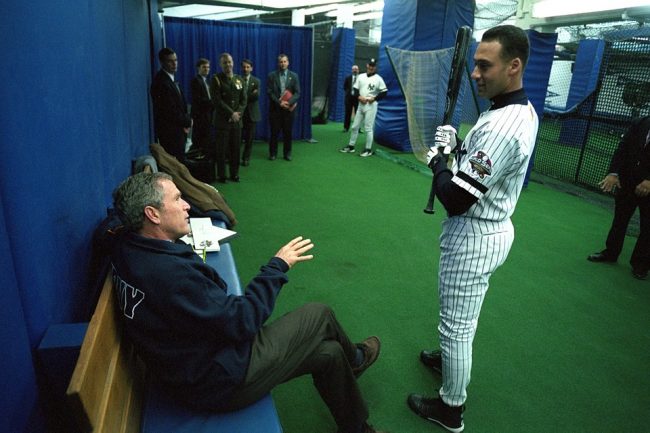 Derek Jeter ici en discussion avec l'ancien Président américain, George W. Bush Jr.