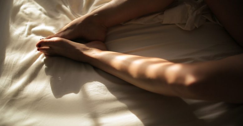 jambe nue dans lit