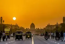 taxis et piétons sur la route dans une ville d'Inde