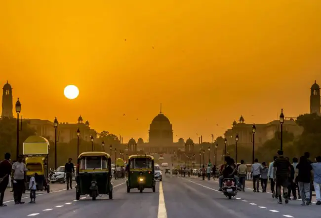taxis et piétons sur la route dans une ville d'Inde